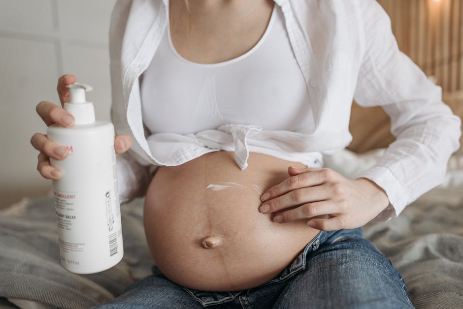 Hydratation du corps : guide complet pour une peau douce et souple toute l'année woman applying body lotion after shower soft skin care routine