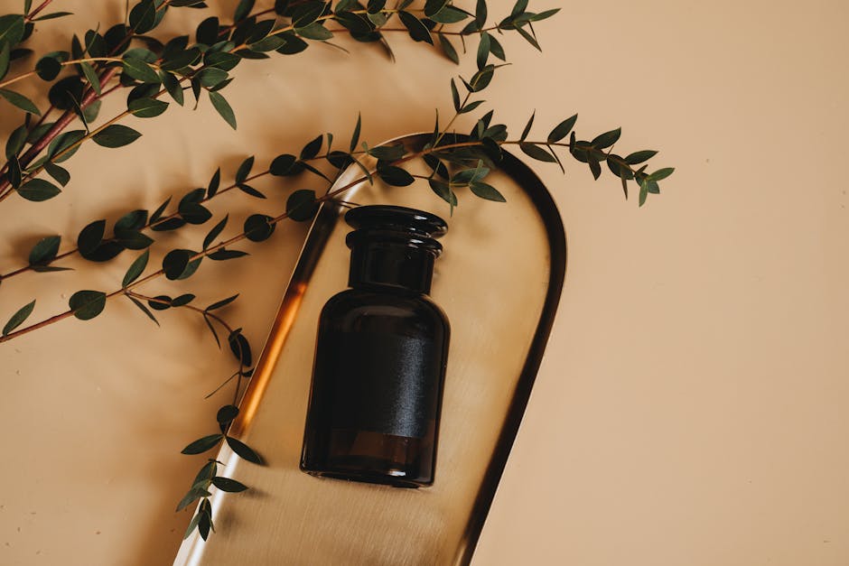 Démaquillage : quelle texture choisir selon son type de peau ? facial cleansing oil drops in clear bottle natural skincare flat lay