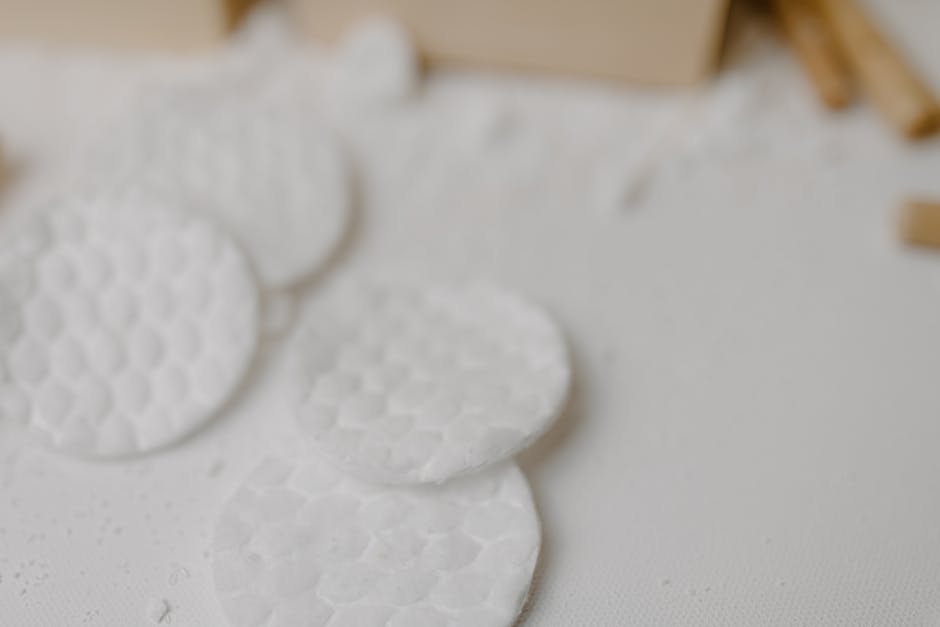 Démaquillage : quelle texture choisir selon son type de peau ? micellar water cotton pad gentle face cleansing sensitive skin close up