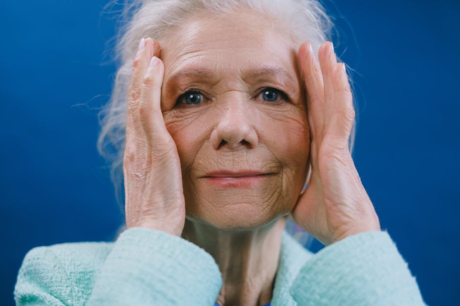 Densité et fermeté de la peau : comprendre leurs différences pour mieux agir mature woman looking at mirror checking skin texture close up natural light