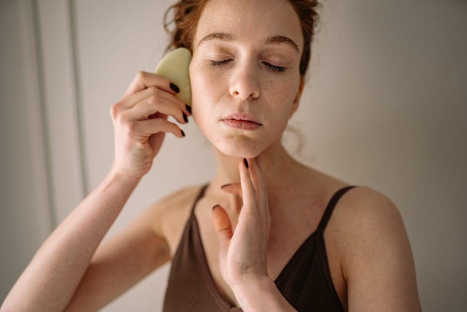 Sillons nasogéniens : comment atténuer ces plis qui marquent le visage avec l'âge woman natural skincare facial massage gua sha mature skin