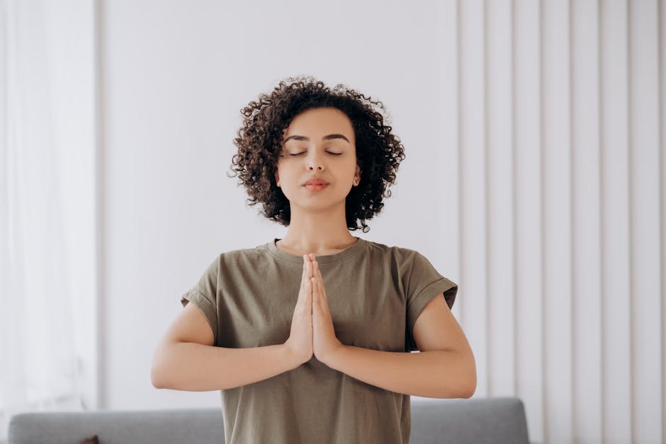 Double menton : causes, soins et techniques pour l'atténuer efficacement woman doing facial yoga neck exercises at home