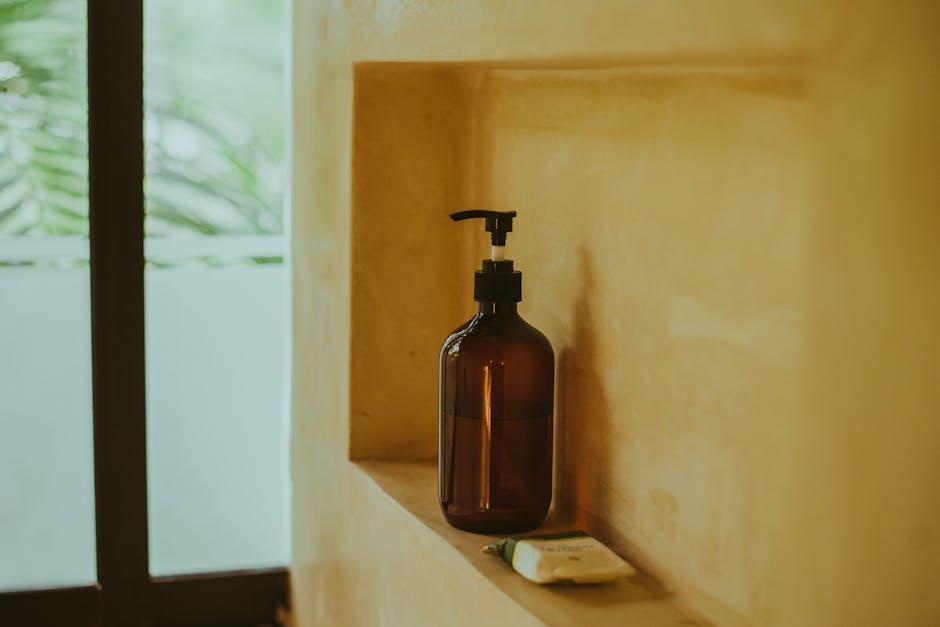 Peau Sensible et Douche : Comment Protéger Votre Épiderme Sans le Fragiliser natural gentle body wash cleanser bathroom shelf minimalist
