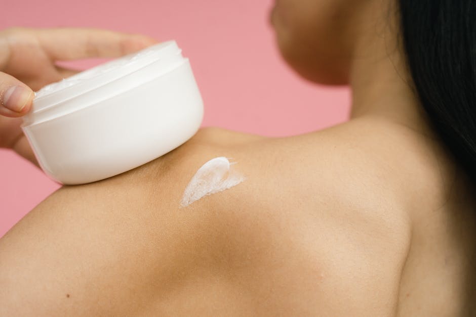 Peau Sensible et Douche : Comment Protéger Votre Épiderme Sans le Fragiliser body lotion moisturizer applying skin care after shower close up
