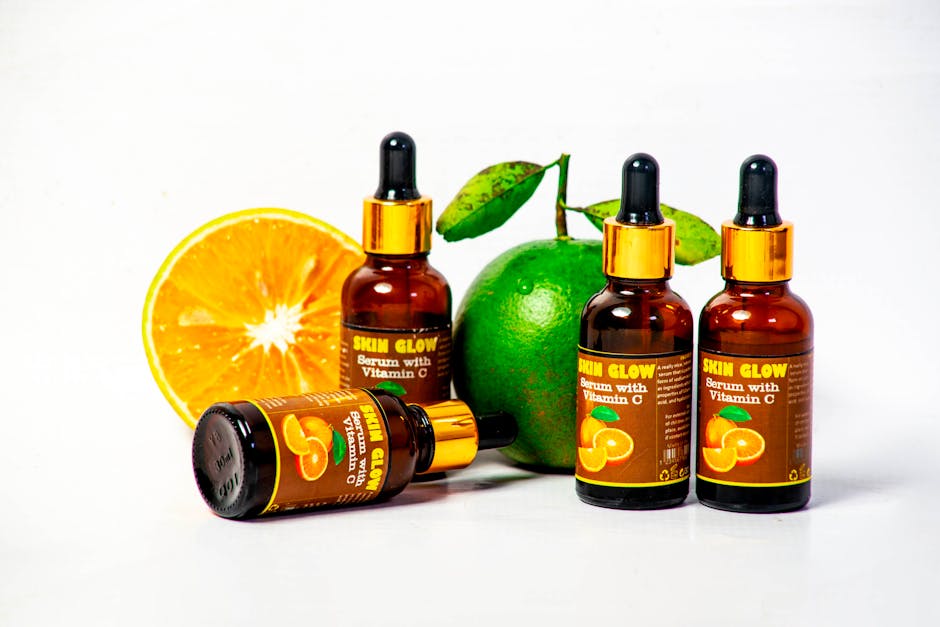 Taches brunes : comprendre leur origine et les atténuer efficacement skincare serum vitamin C dropper bottle white background