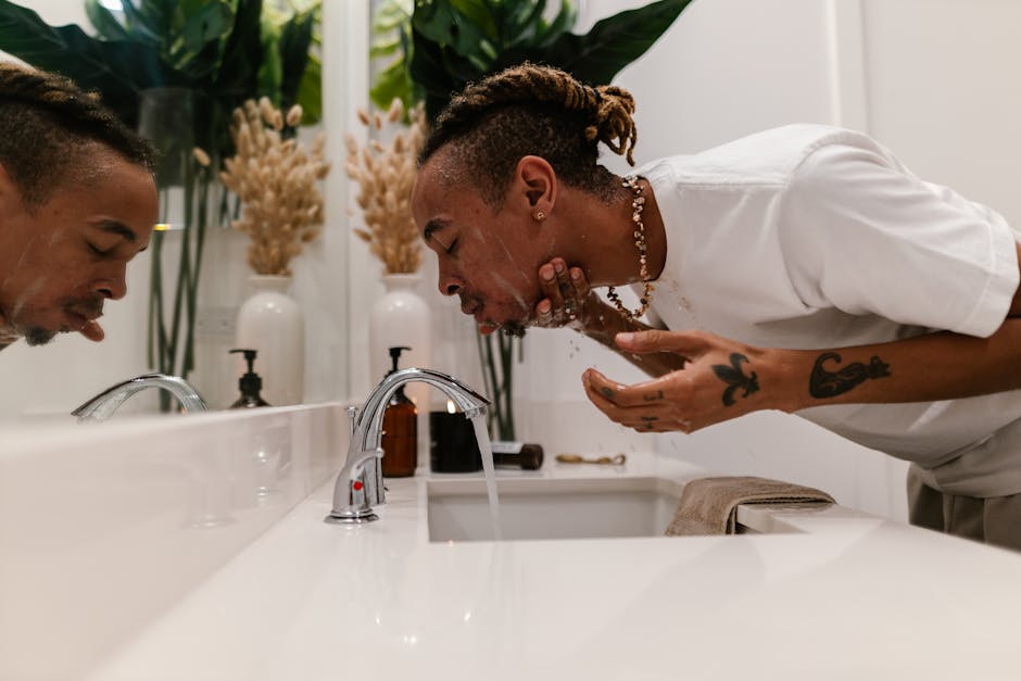 Gommer les signes de fatigue en 15 minutes : la routine beauté express du matin tired woman morning bathroom face splash cold water skincare