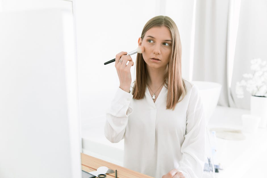 Gommer les signes de fatigue en 15 minutes : la routine beauté express du matin makeup concealer blush brush beauty morning glow natural
