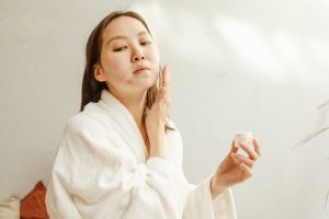 En finir avec les imperfections : routine nettoyage, soins et camouflage en 3 étapes woman skincare routine anti-imperfections clear skin natural light