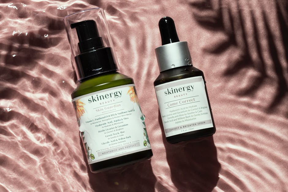 En finir avec les imperfections : routine nettoyage, soins et camouflage en 3 étapes skincare serums moisturizer products on marble surface