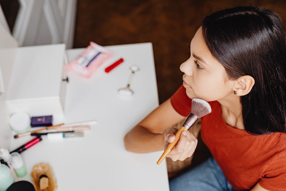 En finir avec les imperfections : routine nettoyage, soins et camouflage en 3 étapes woman applying foundation brush clear skin makeup