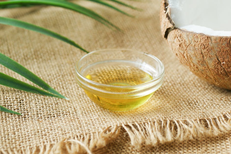 Plus de démaquillant ? Les meilleures alternatives naturelles pour se démaquiller ce soir coconut oil glass jar beauty natural skincare closeup