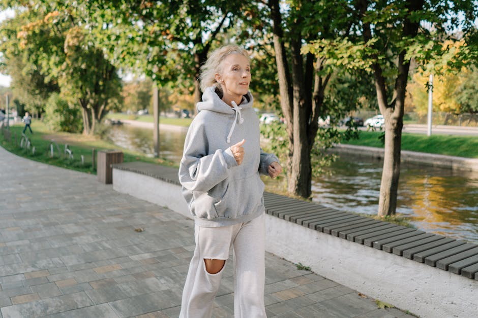 Le sport comme allié anti-âge : ce que la science dit de votre peau woman jogging in park morning light healthy skin