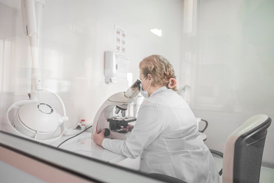 Le sport comme allié anti-âge : ce que la science dit de votre peau skin biopsy research laboratory scientist dermatology