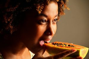 Alimentation et peau : les aliments clés pour un teint éclatant et une peau ferme beautiful woman eating healthy food fresh vegetables fruits glowing skin natural light