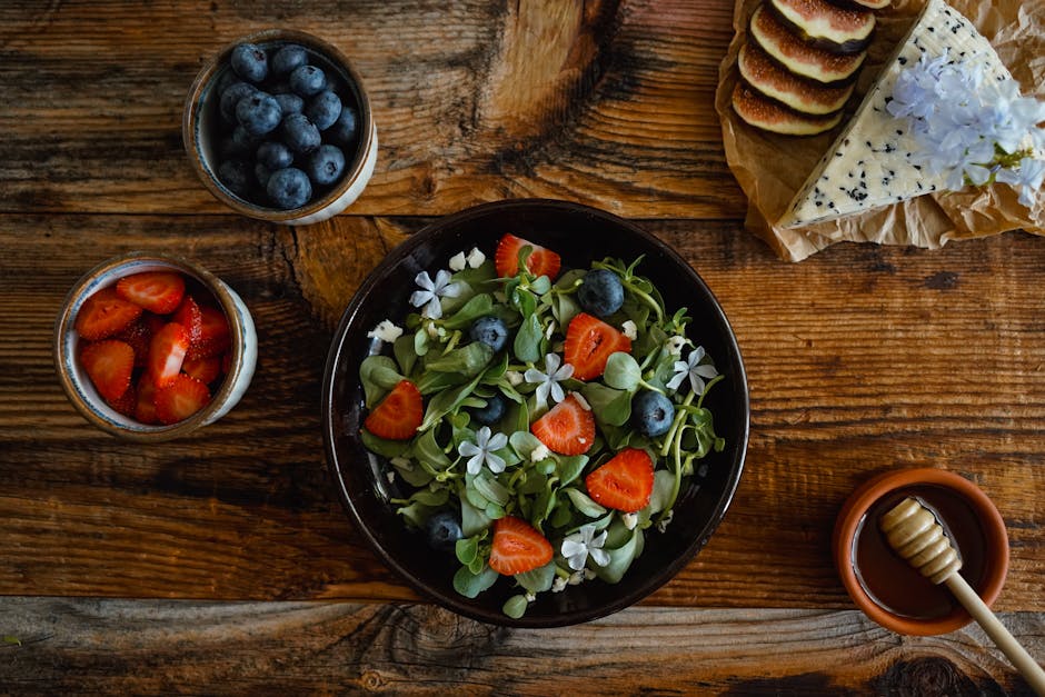 Alimentation et peau : les aliments clés pour un teint éclatant et une peau ferme healthy food ingredients for glowing skin on wooden table flat lay
