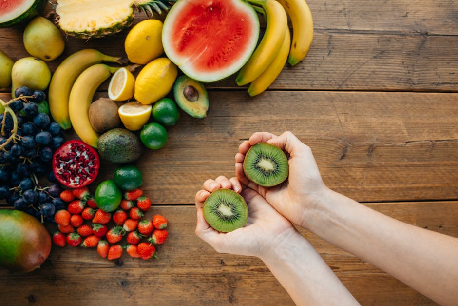 Alimentation et peau : les aliments clés pour un teint éclatant et une peau ferme colorful fresh fruits kiwi orange strawberries avocado on white background