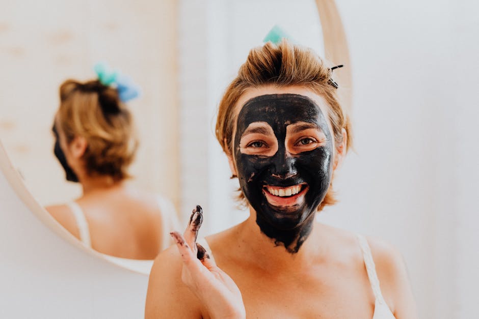 Masques anti-âge : bienfaits, actifs clés et recette maison pour une peau repulpée woman rinsing face mask bathroom mirror fresh skin