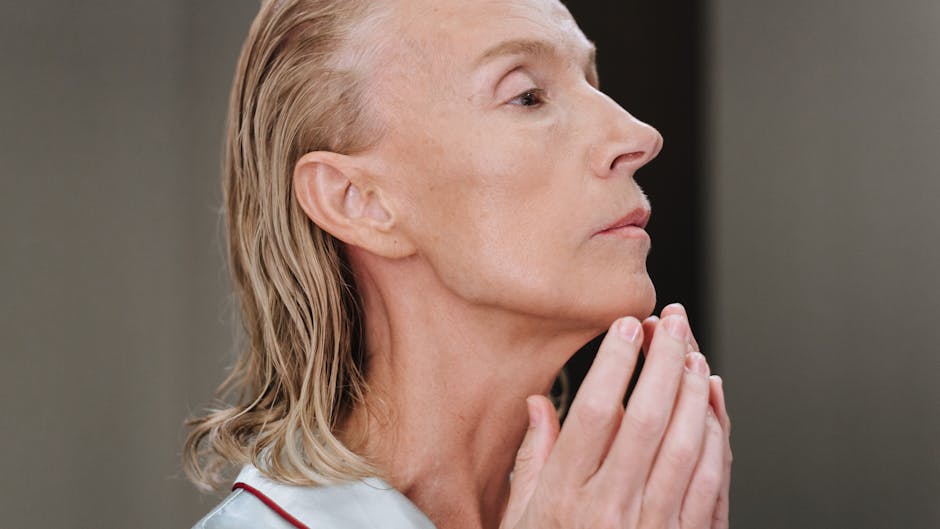 Peau souple après la ménopause : conseils et soins adaptés aux peaux matures skin texture close-up mature woman 50s healthy glow
