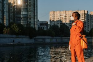Pollution urbaine et peau en été : comment protéger et réparer votre peau en ville woman urban city summer skincare pollution protection landscape