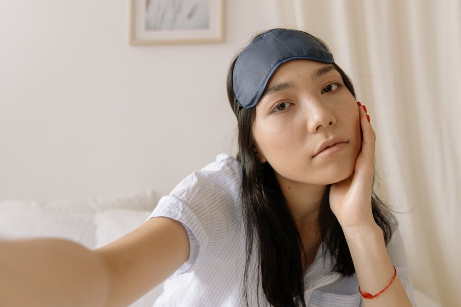 Pollution urbaine et peau en été : comment protéger et réparer votre peau en ville woman sleeping skin repair night care routine beauty sleep