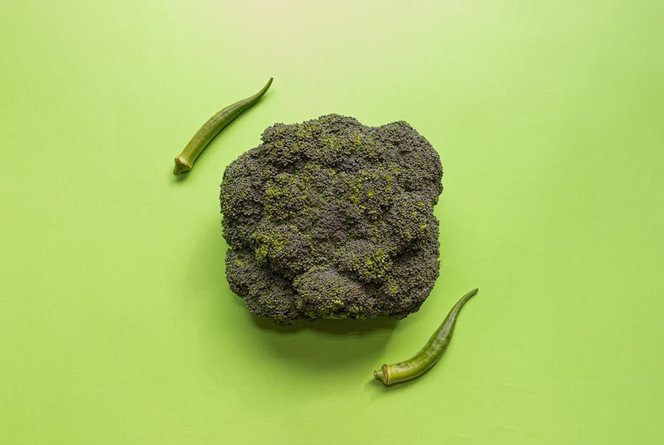 Chlorophylle et peau : bienfaits, vertus anti-âge et sources alimentaires green chlorophyll rich vegetables flat lay spinach broccoli spirulina