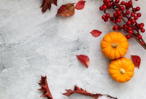 Citrouille et beauté : les bienfaits de cet ingrédient naturel pour votre peau orange pumpkin autumn beauty skincare natural ingredients flat lay