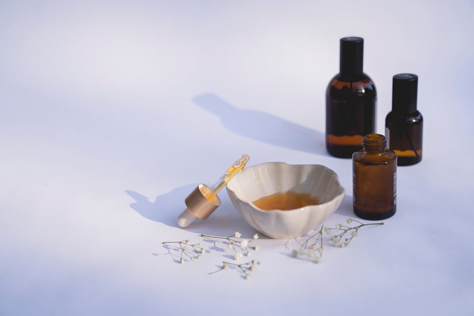 Citrouille et beauté : les bienfaits de cet ingrédient naturel pour votre peau pumpkin seeds oil glass bottle natural cosmetics