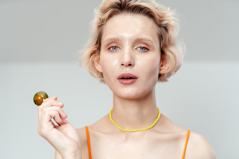 Routine beauté été : comment adapter ses soins dès les premiers beaux jours light summer makeup fresh glowing skin woman