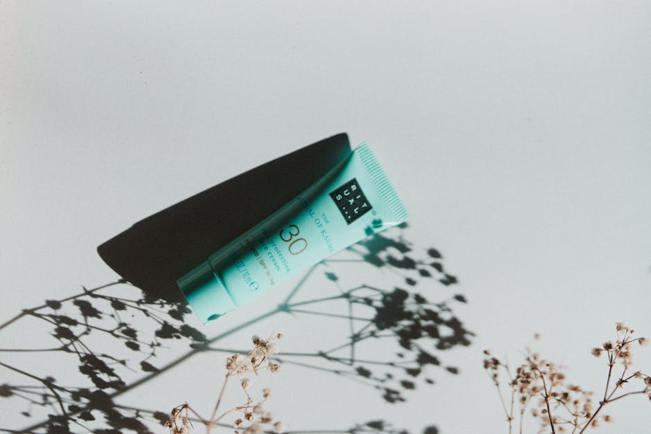 Routine beauté été : comment adapter ses soins dès les premiers beaux jours summer skincare flatlay sunscreen moisturizer minimal products