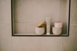 Huile de douche : pourquoi elle transforme votre rituel nettoyant luxury shower oil bathroom skincare routine landscape