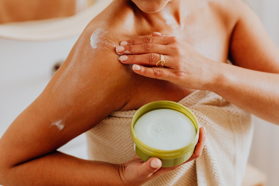 Huile de douche : pourquoi elle transforme votre rituel nettoyant woman with soft glowing skin body care routine