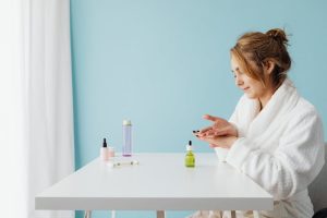 Hydrater ou nourrir sa peau : comment choisir le bon soin selon ses besoins ? woman skincare routine hydration moisturizer serums beauty landscape