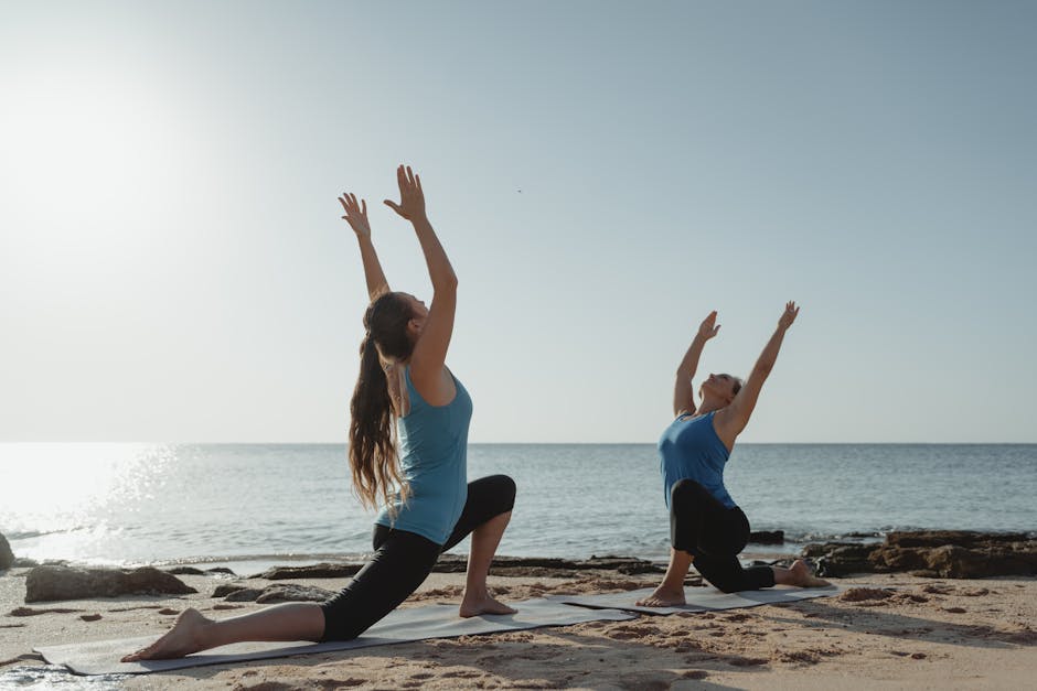Ventre plat pour la plage : programme de 15 jours efficace et réaliste woman doing yoga on beach at sunset flat stomach wellness