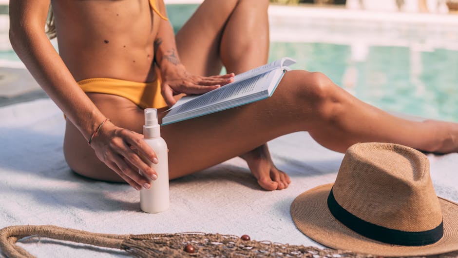 SPF, indice de protection solaire : tout comprendre pour bien choisir sa crème solaire woman reapplying sunscreen at the beach after swimming