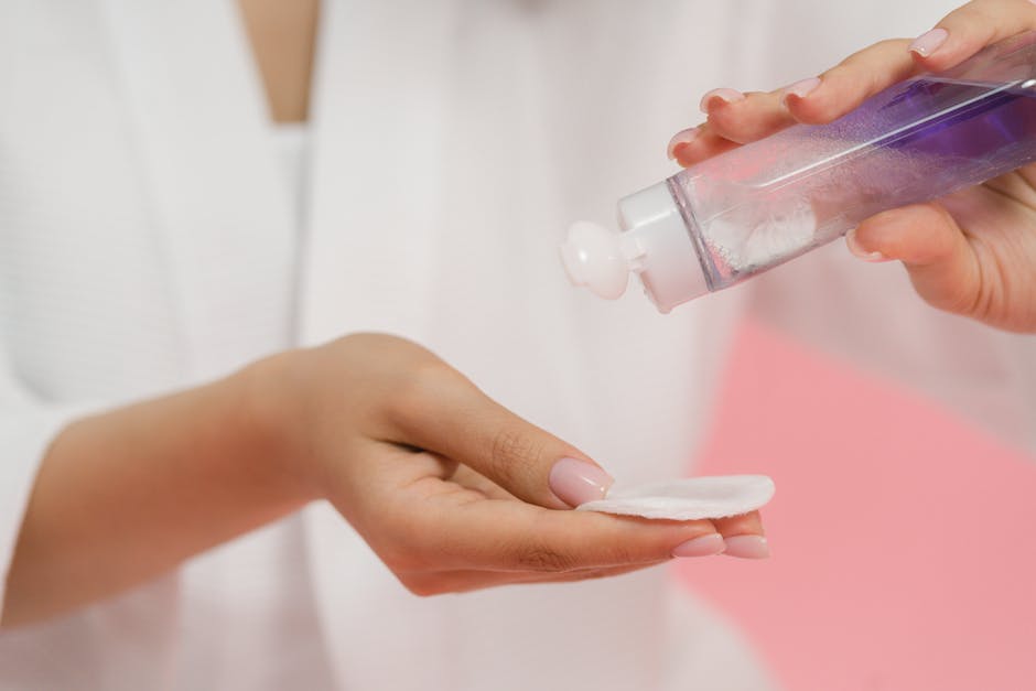 Démaquillage mal adapté : quels risques pour votre peau et comment bien choisir son produit ? woman applying micellar water cotton pad eye makeup removal gentle