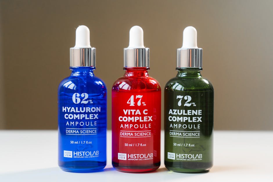 Perte de volume du visage : comment repulper sa peau et retrouver un éclat jeune skincare serums hyaluronic acid moisturizer bottles on bathroom shelf