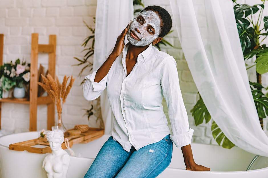 Perte de volume du visage : comment repulper sa peau et retrouver un éclat jeune woman applying face mask relaxing in bathtub spa at home