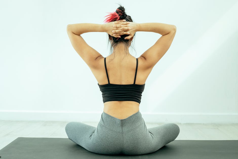 Cou et décolleté fermes : le guide complet pour retrouver tonicité et éclat woman neck exercises yoga good posture wellness