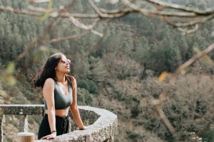 Jeûne et randonnée : une semaine pour régénérer corps et peau en profondeur woman hiking in green nature landscape wellness retreat