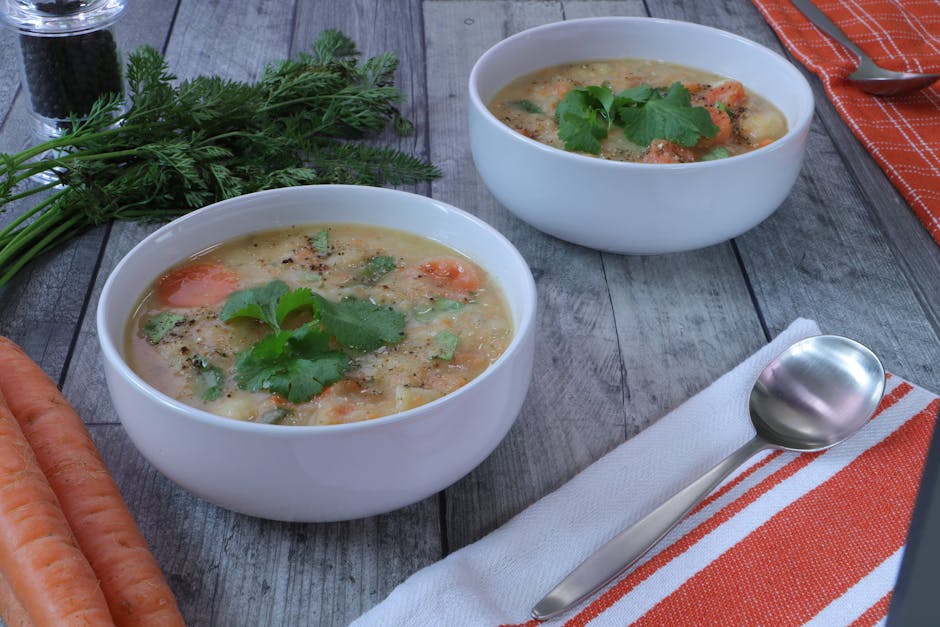 Jeûne et randonnée : une semaine pour régénérer corps et peau en profondeur herbal vegetable broth in a bowl with fresh herbs on wooden table