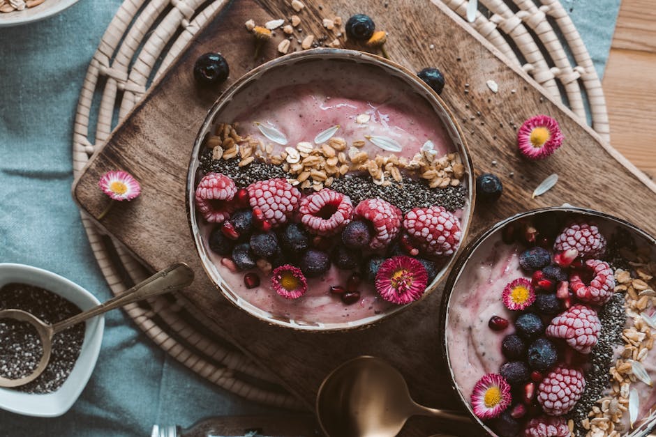 Acide ellagique : le puissant antioxydant qui aide à protéger et illuminer la peau bowl of fresh mixed berries strawberries raspberries blueberries pomegranate seeds