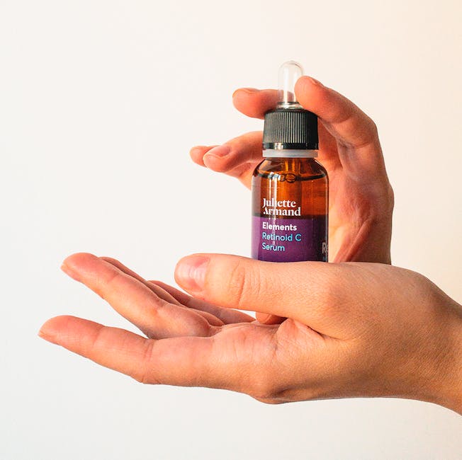 Vallée des larmes et acide hyaluronique : soins topiques et injections pour un regard reposé hyaluronic acid serum texture glass bottle