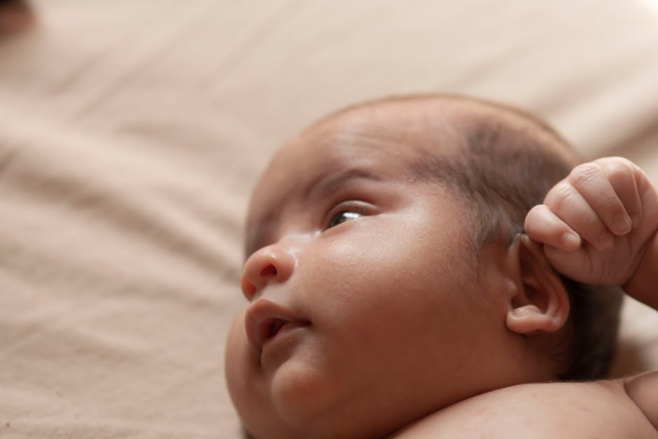 Acide hyaluronique et âge : pourquoi votre peau en produit de moins en moins close-up smooth baby skin texture soft light