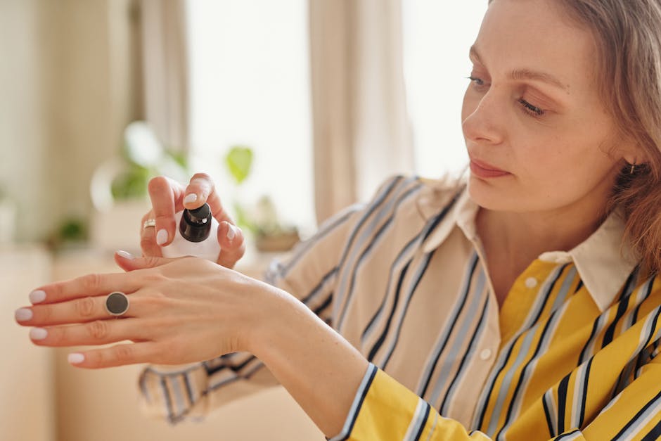 Aloe vera et hydratation : tout ce que votre peau peut en attendre woman applying natural gel arm skincare routine daytime