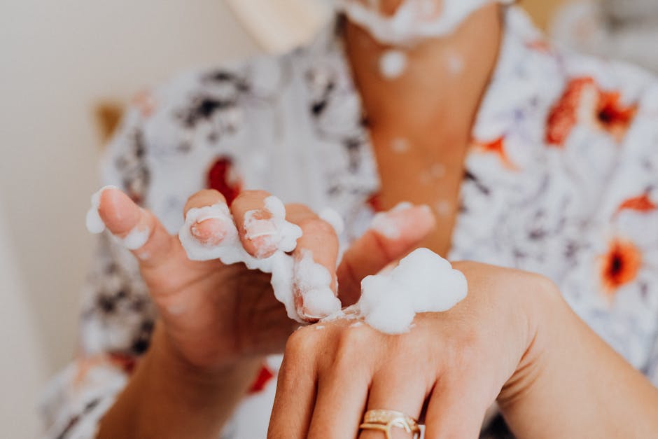 Eau moussante : comment bien nettoyer sa peau avec cette formule légère mixed skin type woman applying foaming cleanser on face