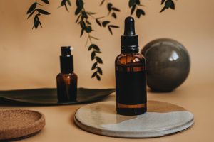 Huile d'argan : bienfaits, utilisations et conseils pour les peaux sèches argan oil golden bottle natural skincare beauty landscape