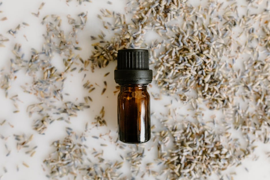 Huile de carotte : bienfaits, utilisations et conseils pour une peau dorée et hydratée carrot oil amber bottle natural cosmetics flat lay