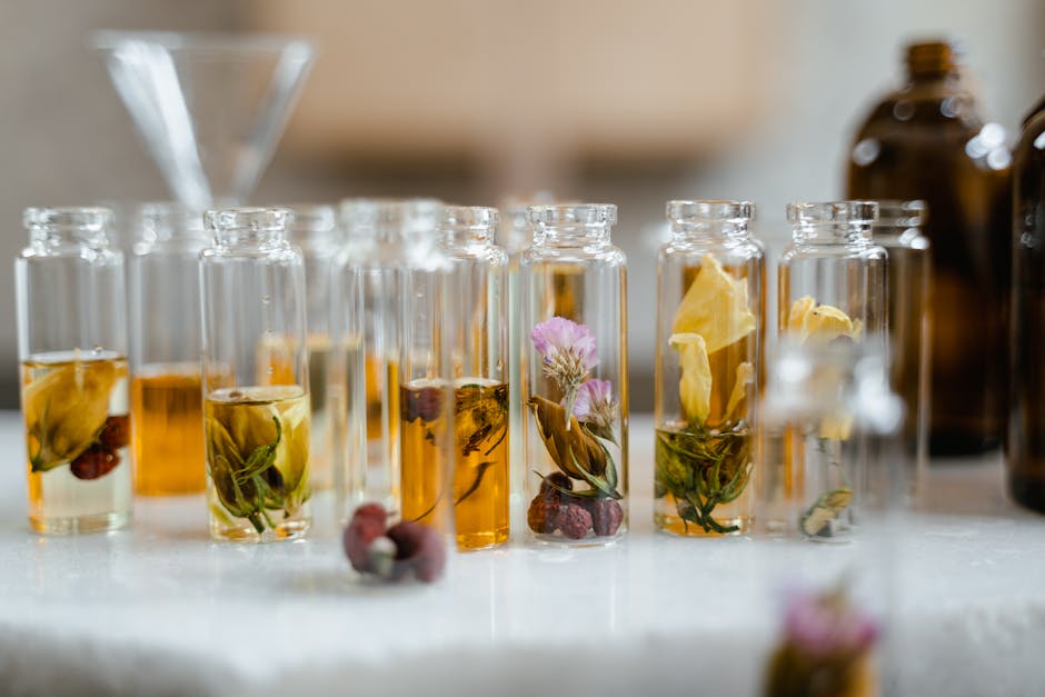 Huile de nuit pour le visage : bienfaits, choix et mode d'emploi different oils in small glass bottles arranged on wooden surface