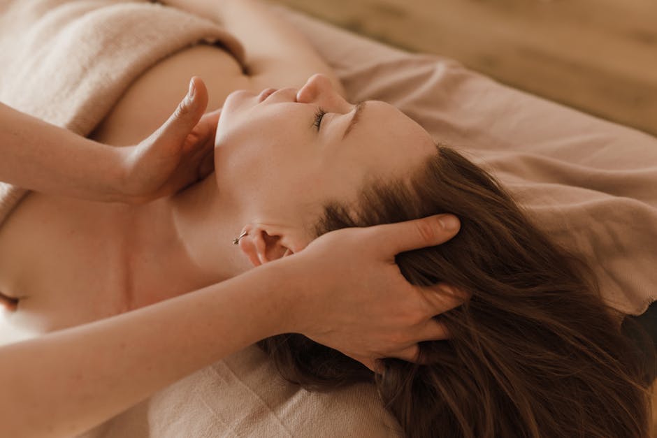 Huile de nuit pour le visage : bienfaits, choix et mode d'emploi woman gently massaging face oil onto cheeks and neck close-up