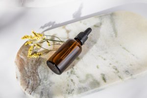 Huile visage pour peau grasse : idées reçues et bonne routine à adopter face oil dropper bottle skincare routine natural beauty landscape
